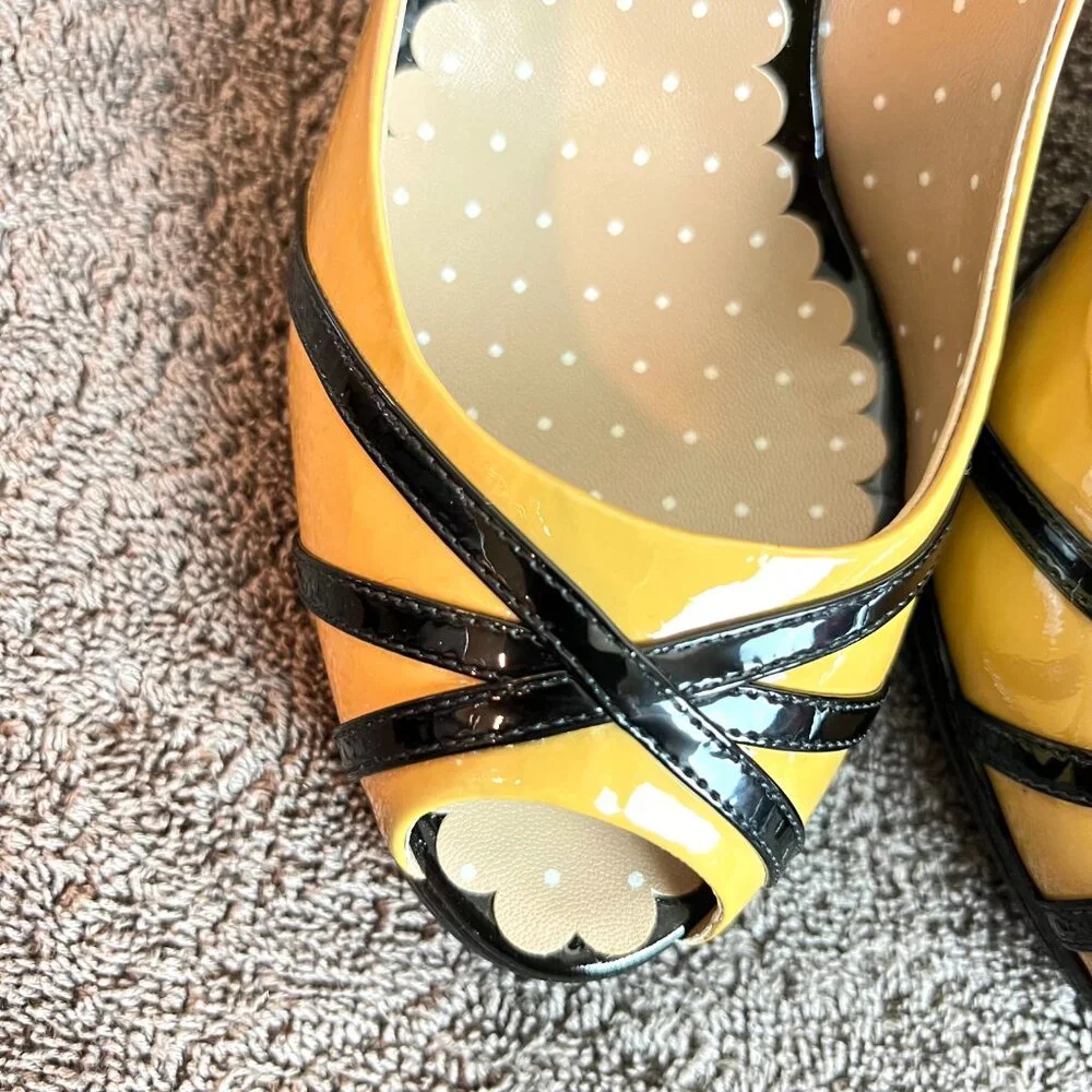 Moschino Womens Size 40.5 Black Tan Patent Leather‎ Peep Toe Heels Pumps Shoes